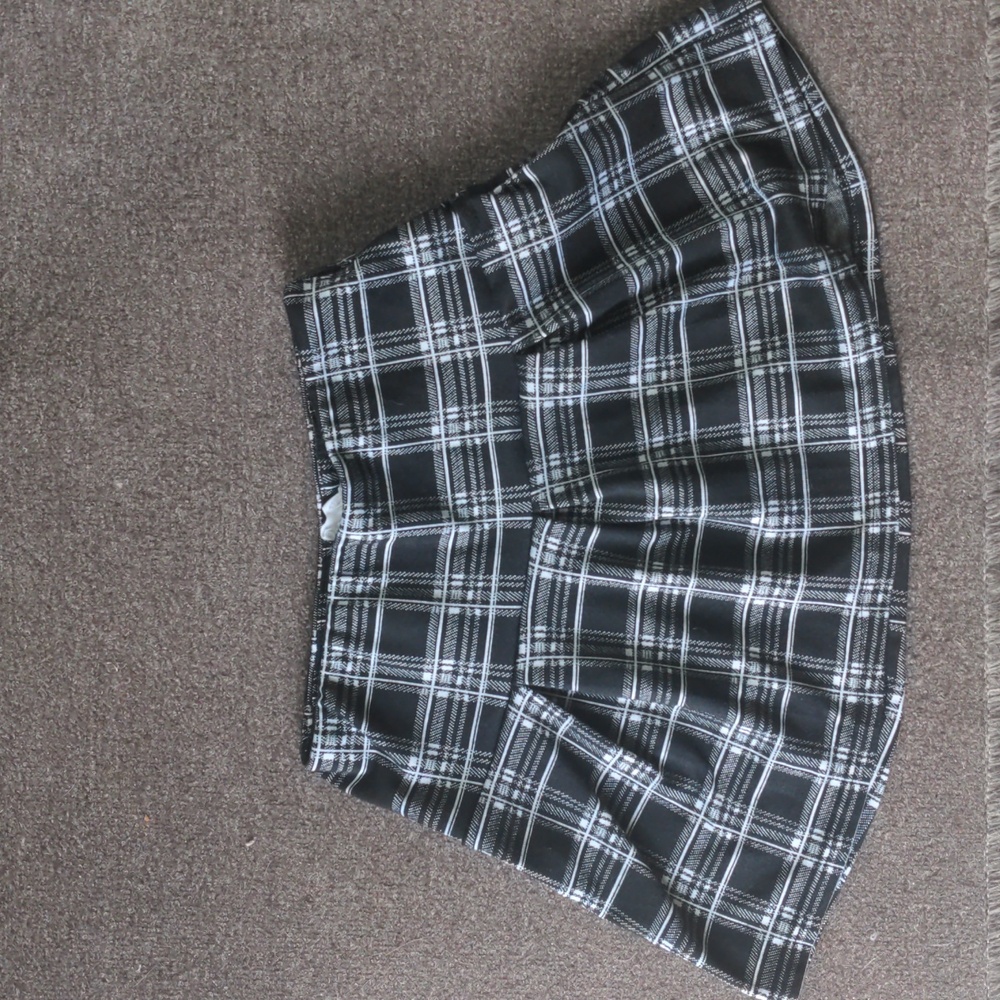 Classic Black and White Plaid Pleated Skirt